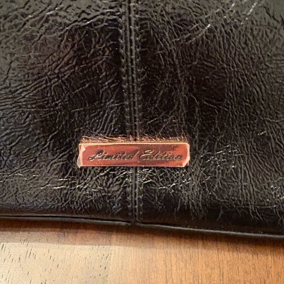 Elegant Black Handbag - Picture 2 of 16